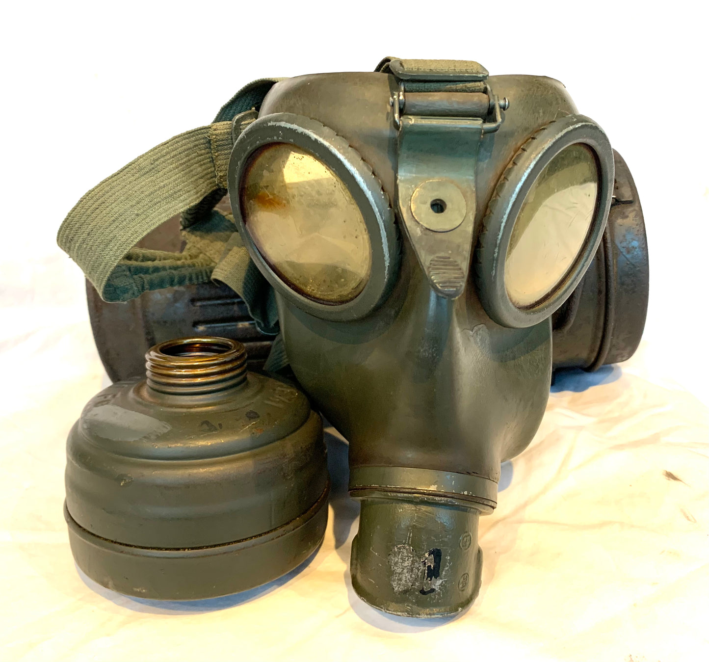 WW2 1941 dated German M38 Gas mask and Container