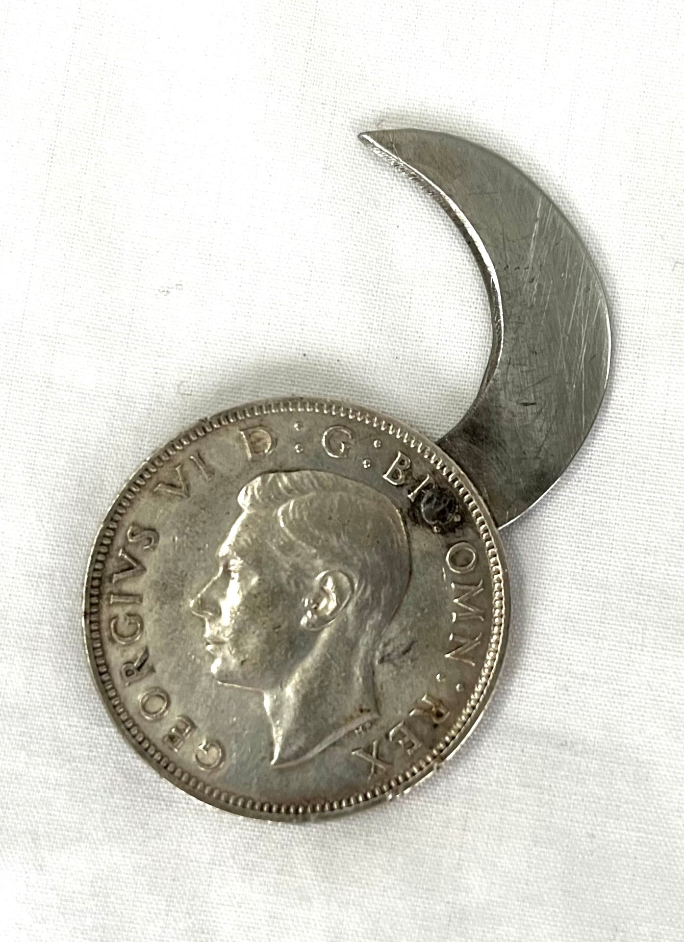 WW2 SOE British 2 Shilling Coin with Concealed Blade Dated 1943.