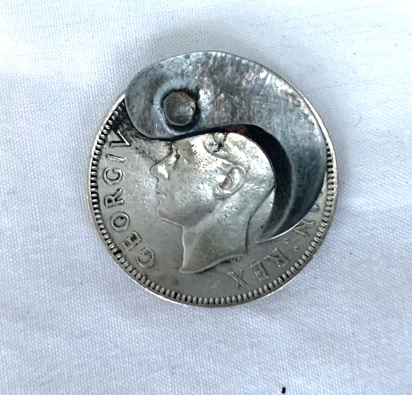 WW2 SOE British 1 Shilling Coin with Concealed Blade Dated 1940.