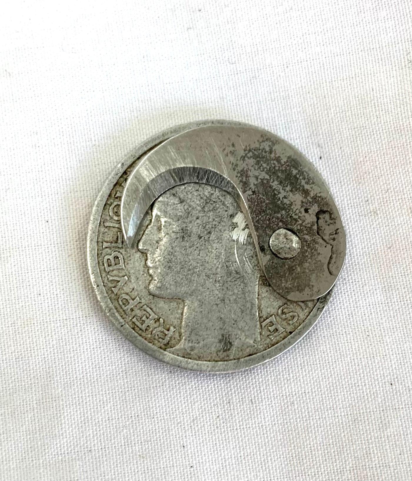 WW2 SOE French 1 Franc Coin with Concealed Blade. Dated 1941