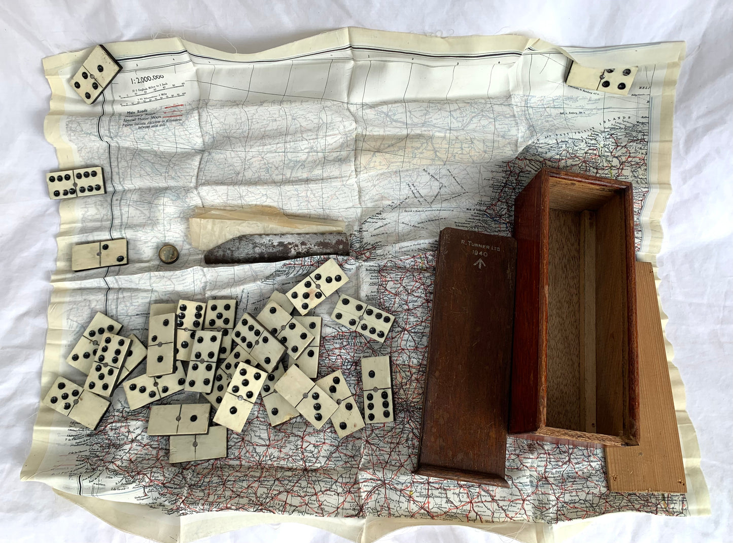 WW2 SOE, Escape and Evasion Domino Set with double sided concealed Compass and Hacksaw blade, Escape flag of Normandy and the South of France and Bay of Biscay.